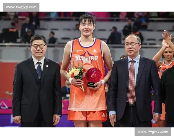 26 岁 2 米中锋 7 投全中轰 17 分!宫鲁鸣或将征召这位崛起新星 26 岁 2 米中锋 7 投全中轰 17 分!宫鲁鸣或将征召这位崛起新星